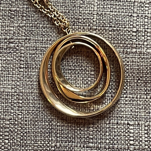 Interlocking Circles Pendant - Picture 3 of 3